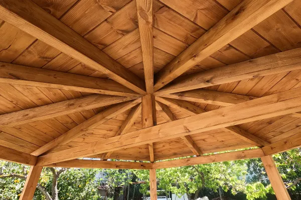 Πολύγωνο κιόσκι με εμφανή ξυλεία στην Κηφισιά