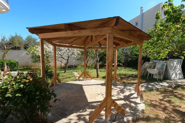 Πολύγωνο κιόσκι με εμφανή ξυλεία στην Κηφισιά