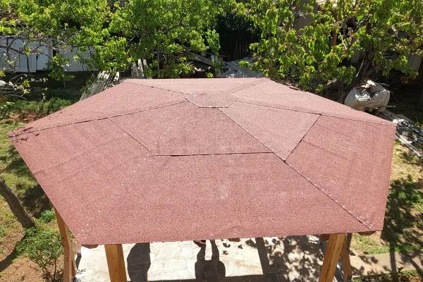 Πολύγωνο κιόσκι με εμφανή ξυλεία στην Κηφισιά