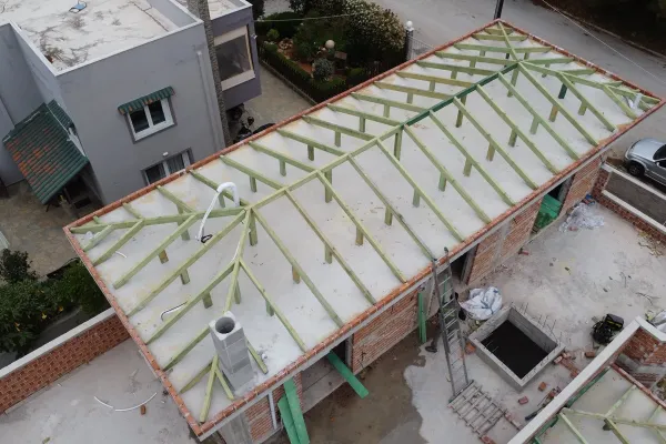 Φυσικό καφέ κεραμίδι στη Λούτσα