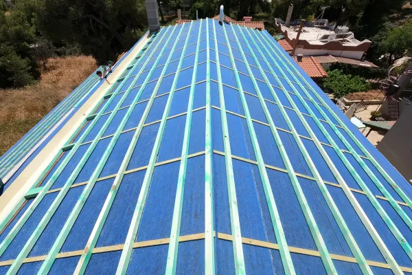 Φυσικό καφέ κεραμίδι στη Λούτσα