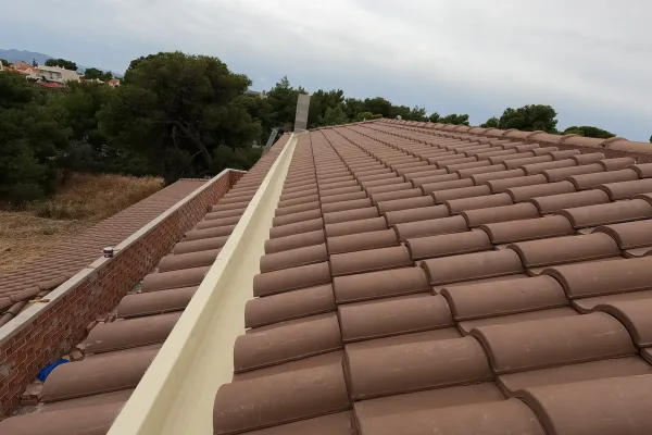 Φυσικό καφέ κεραμίδι στη Λούτσα