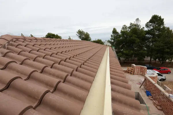 Φυσικό καφέ κεραμίδι στη Λούτσα