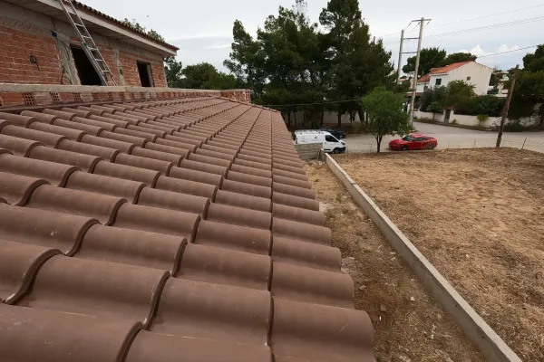 Φυσικό καφέ κεραμίδι στη Λούτσα