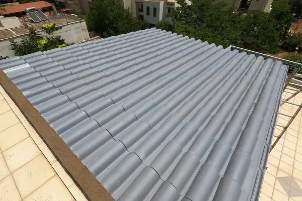 Στέγαστρο βεράντας με ανοιχτό γκρι, βαμμένο κεραμίδι