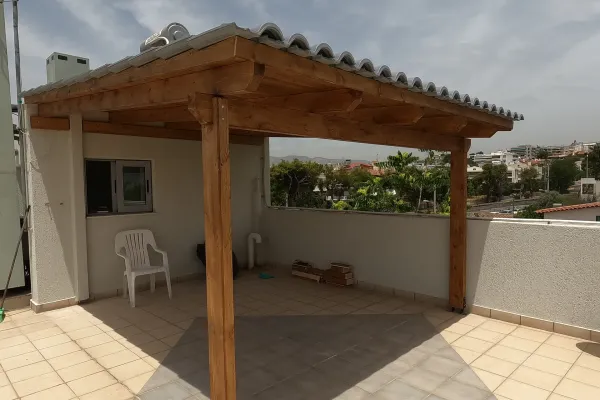 Στέγαστρο βεράντας με ανοιχτό γκρι, βαμμένο κεραμίδι