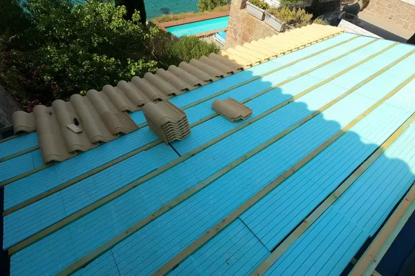 Πέργκολες με συνθετική ξυλεία, κίτρινο κεραμίδι και καλάμι λυγαριάς