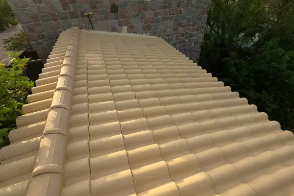 Πέργκολες με συνθετική ξυλεία, κίτρινο κεραμίδι και καλάμι λυγαριάς