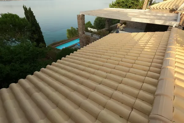 Πέργκολες με συνθετική ξυλεία, κίτρινο κεραμίδι και καλάμι λυγαριάς