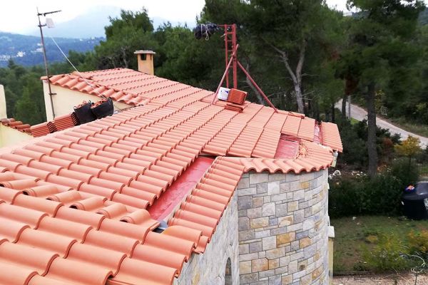 Στέγη με κόκκινα κεραμίδια στην Ιπποκράτειος Πολιτεία