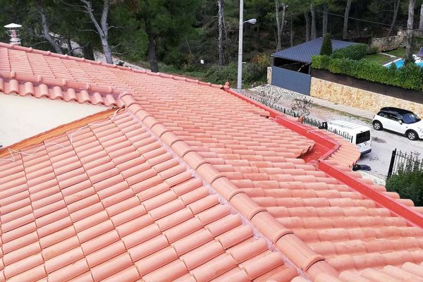 Στέγη με κόκκινα κεραμίδια στην Ιπποκράτειος Πολιτεία