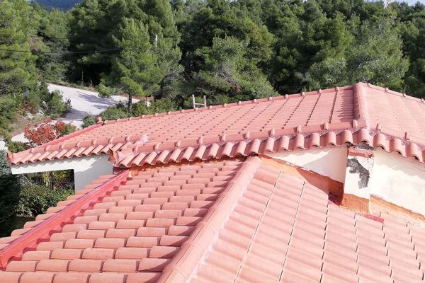Στέγη με κόκκινα κεραμίδια στην Ιπποκράτειος Πολιτεία