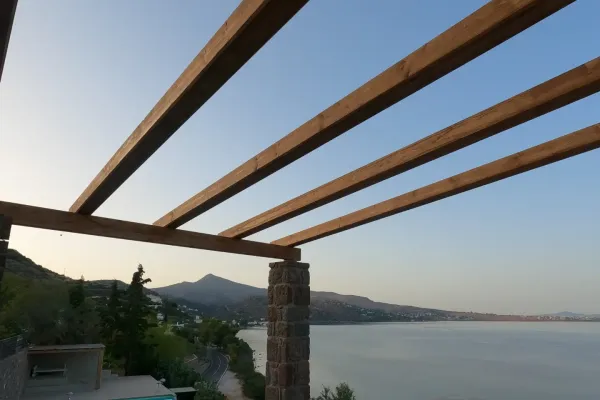 Ξύλινη πέργκολα στην Αίγινα με επένδυση πέτρας στις κολώνες