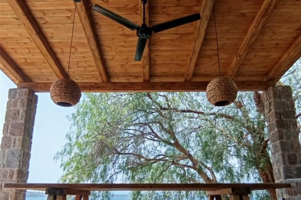 Ξύλινη πέργκολα στην Αίγινα με επένδυση πέτρας στις κολώνες