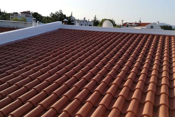 Στέγη με κόκκινα κεραμίδια στην Κηφισιά Αττικής