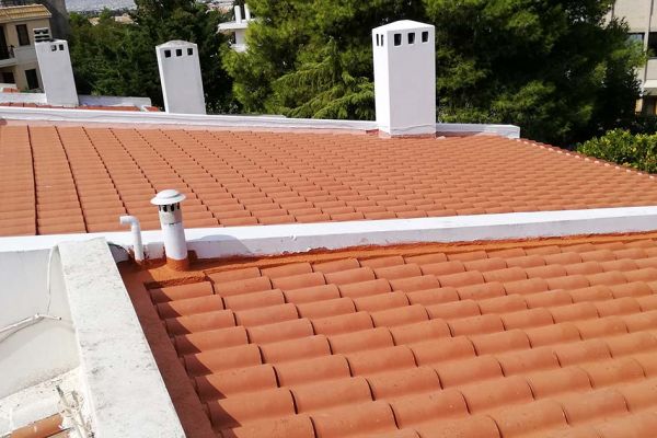 Στέγη με κόκκινα κεραμίδια στην Κηφισιά Αττικής