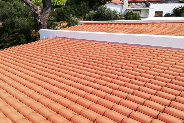 Στέγη με κόκκινα κεραμίδια στην Κηφισιά Αττικής