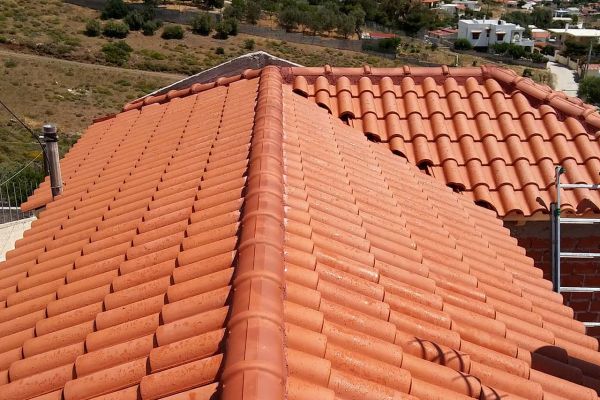 Στέγη με κόκκινα κεραμίδια στο Λαύριο Αττικής