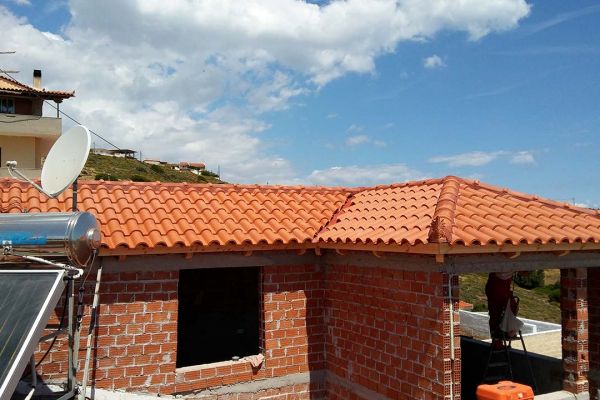 Στέγη με κόκκινα κεραμίδια στο Λαύριο Αττικής