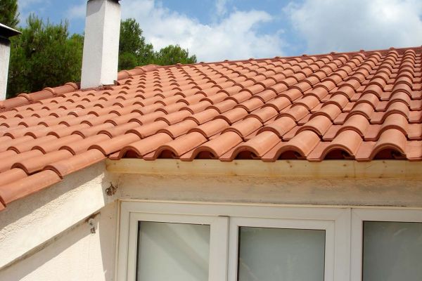 Στέγη με κόκκινα κεραμίδια στη Νέα Ερυθραία Αττικής