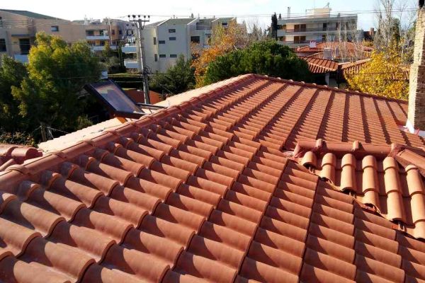 Στέγη με κόκκινα κεραμίδια στη Νέα Ερυθραία Αττικής
