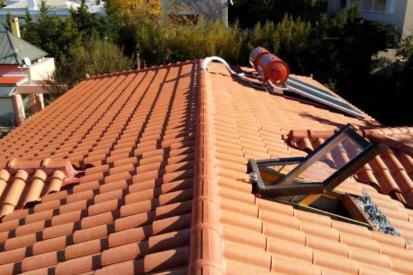Στέγη με κόκκινα κεραμίδια στη Νέα Ερυθραία Αττικής