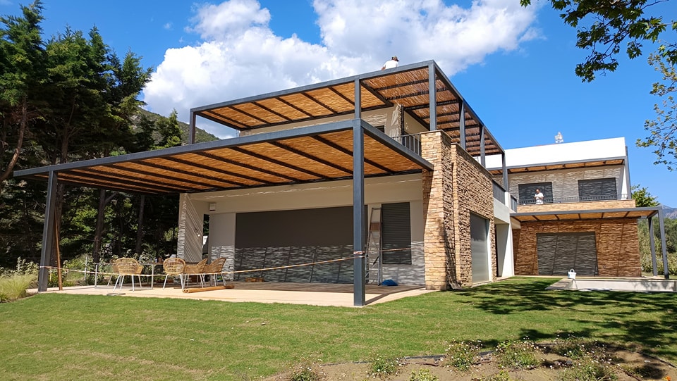 Επένδυση μεταλλικού σκελετού πέργκολας με καλάμια λυγαριάς στη Ναύπακτο