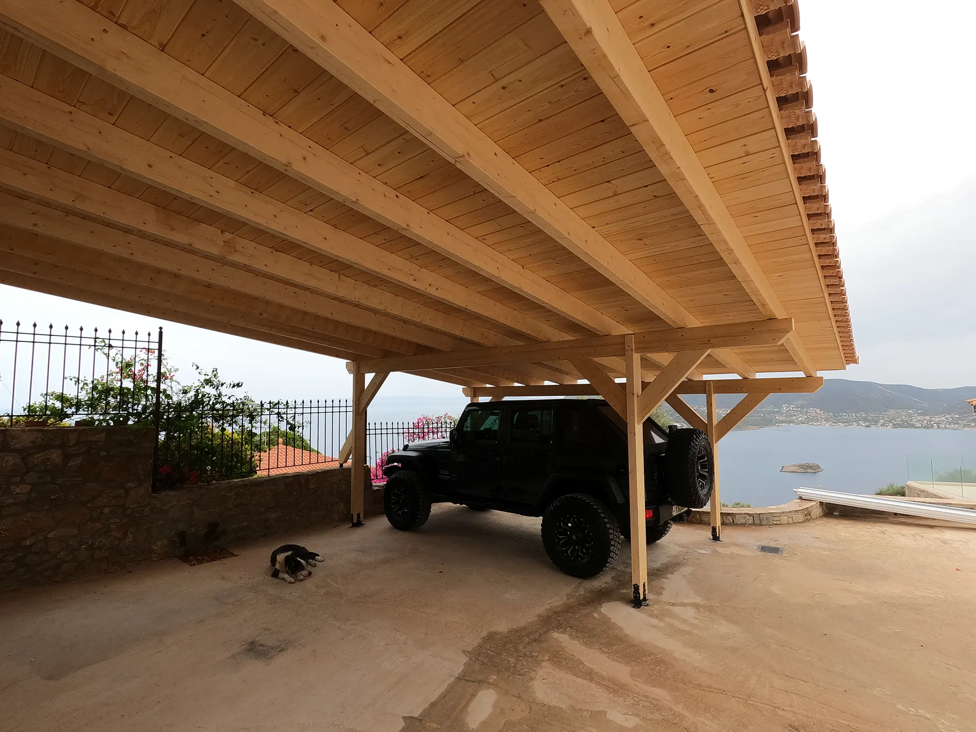 Πέργκολα για χώρο στάθμευσης με φυσικό ροζ κεραμίδι στο Πόρτο Ράφτη