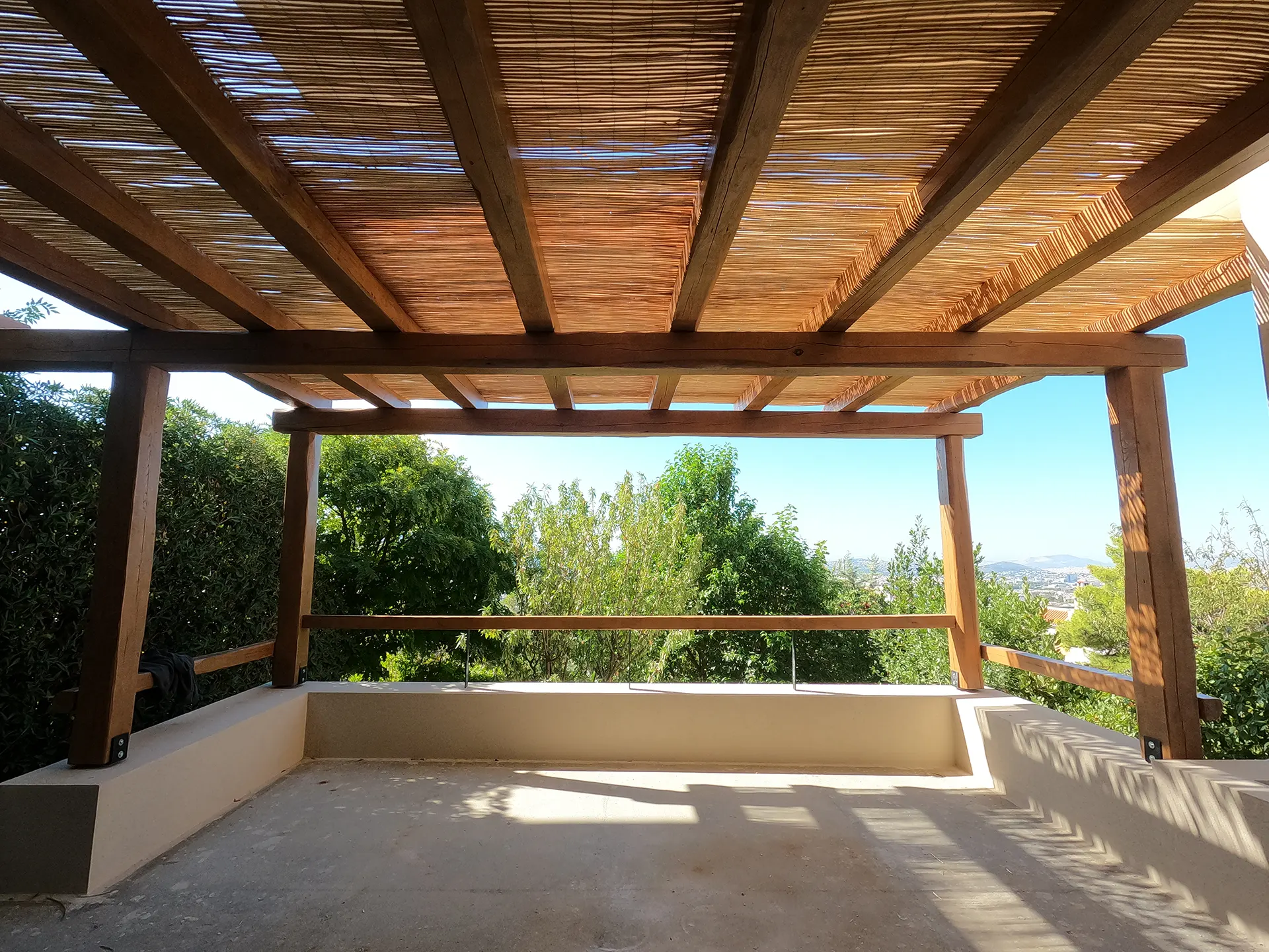 Πέργκολα με κορμούς καστανιάς και καλάμι λυγαριάς στην Πεντέλη