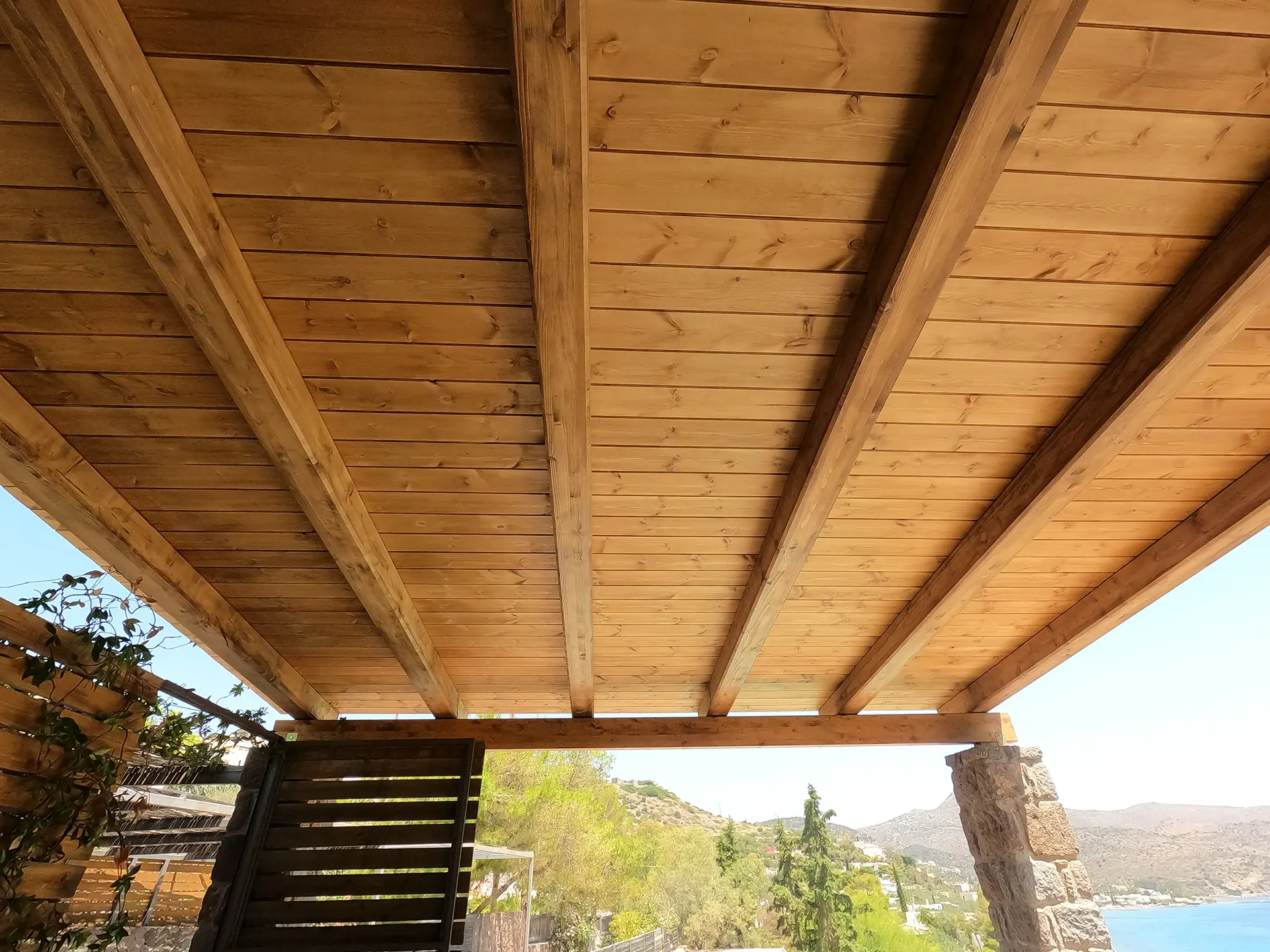 Πέργκολα με τετράγωνη σύνθετη ξυλεία ελάτης στην Αίγινα