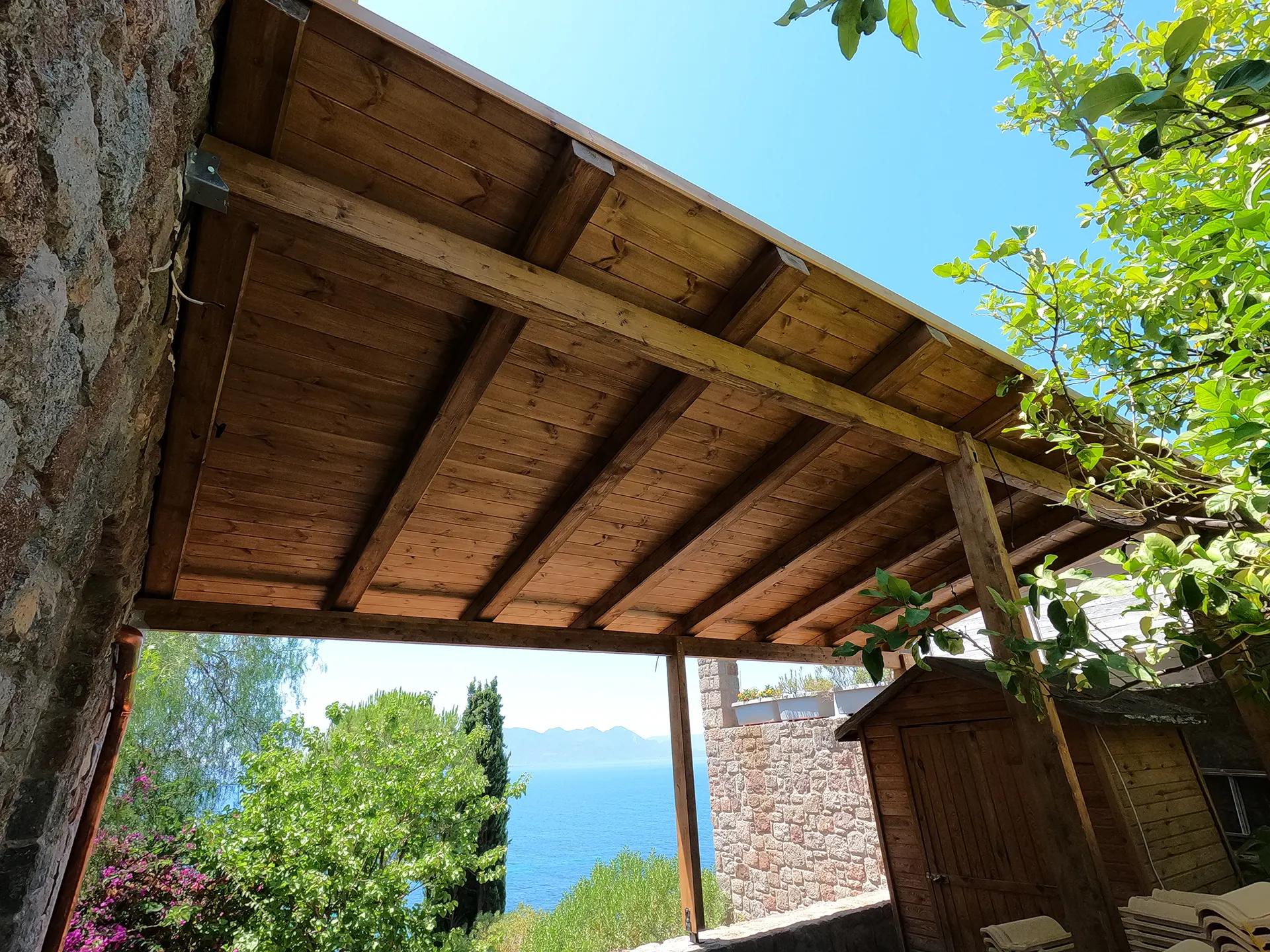 Πέργκολες με σύνθετη ξυλεία και κίτρινο κεραμίδι ρωμαϊκού τύπου