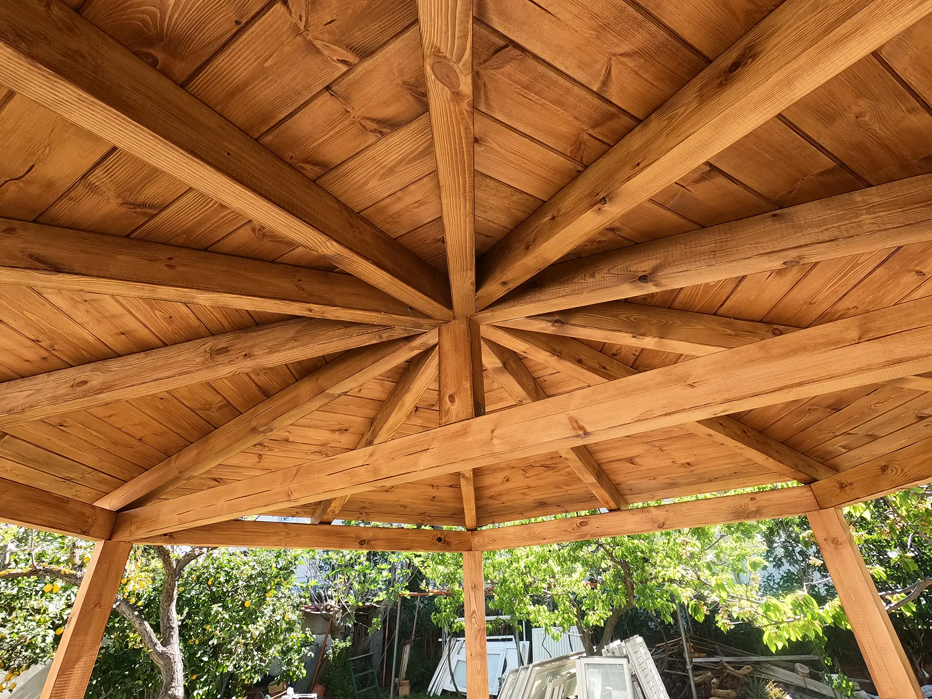 Πολύγωνο κιόσκι με εμφανή ξυλεία στην Κηφισιά