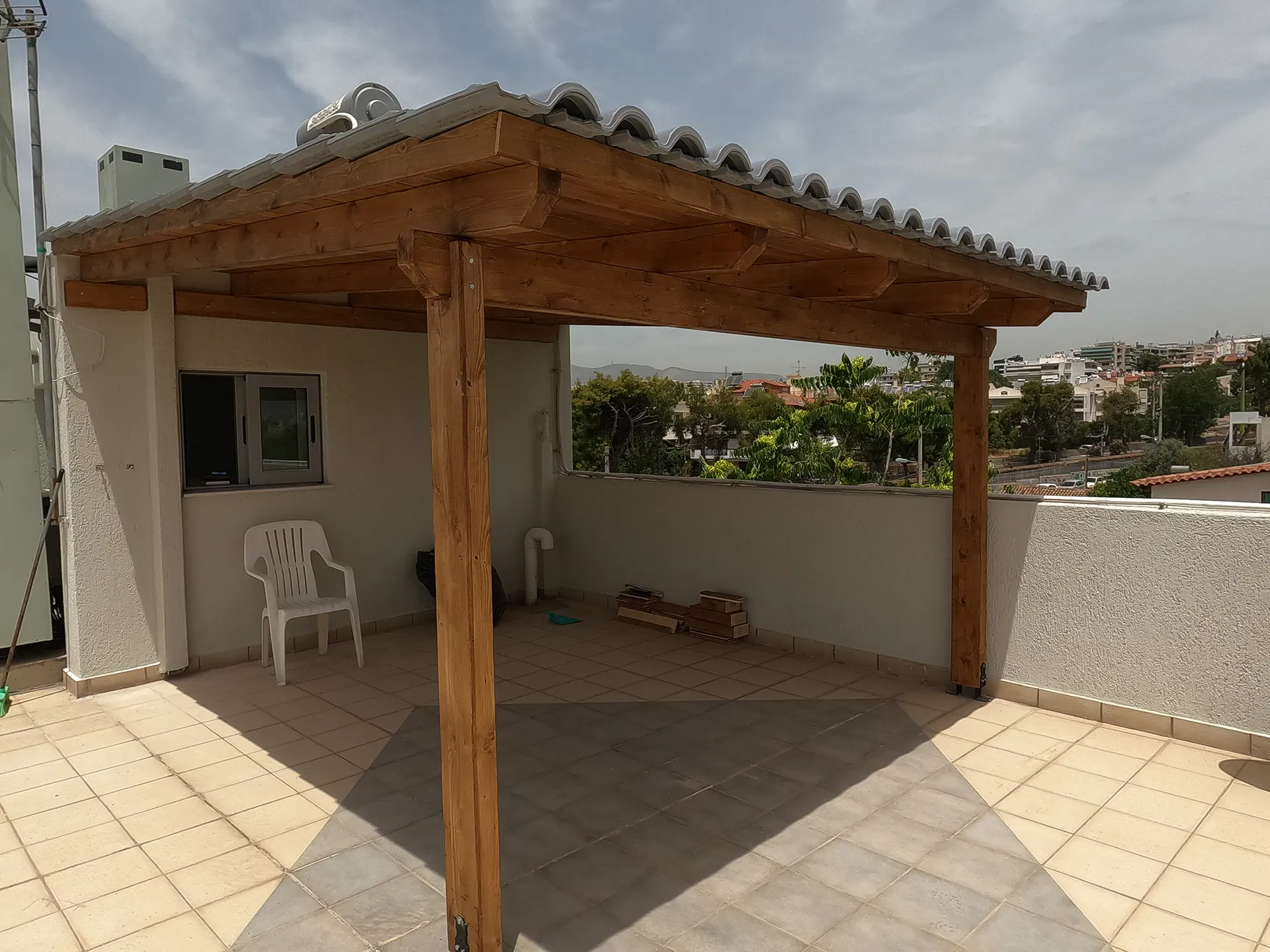 Στέγαστρο βεράντας με ανοιχτό γκρι κεραμίδι