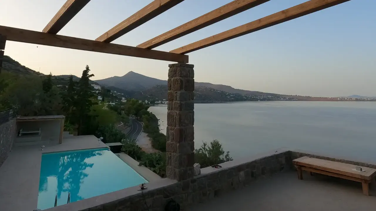 Ξύλινη πέργκολα στην Αίγινα με επένδυση πέτρας στις κολώνες