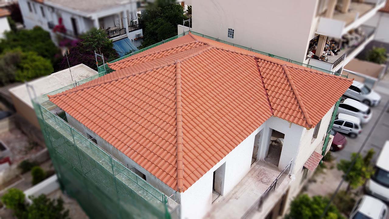 Εμφανής στέγη με κόκκινο κεραμίδι στη Νέα Φιλαδέλφεια Αττικής