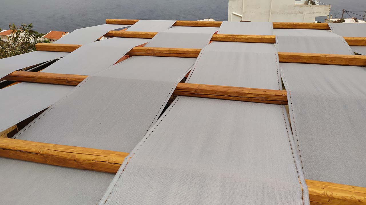 Πέργκολα βεράντας με ξύλινο σκελετό και πανί στο Λαύριο