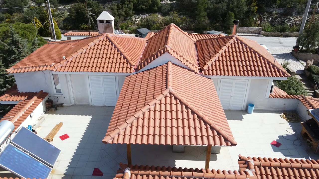 Κατασκευή σκέπαστρου βεράντας με κόκκινο κεραμίδι και ξυλεία σε χρώμα καστανιάς στη Πεντέλη Αττικής