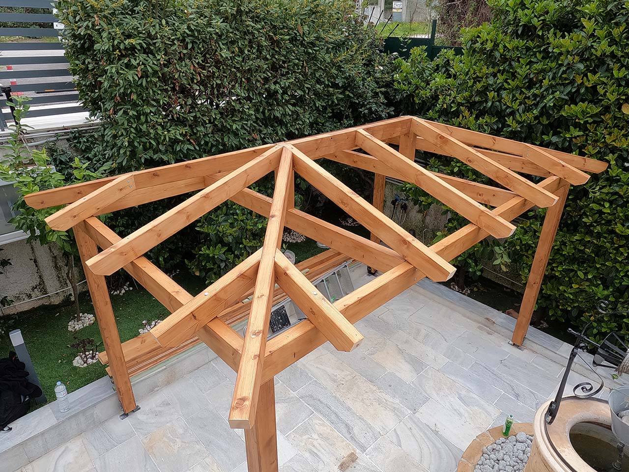 Κατασκευή σκέπαστρου βεράντας με κόκκινο κεραμίδι στη Πεντέλη